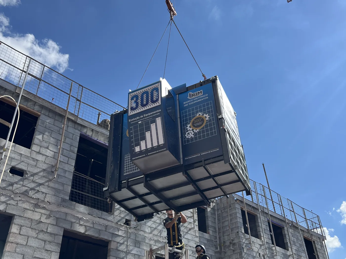 Cabine de Elevador de Cremalheira R2M sendo içada na obra