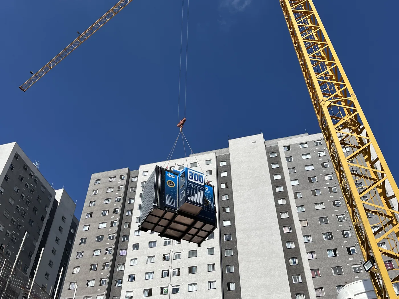 Montagem da cabine do elevador com apoio de grua