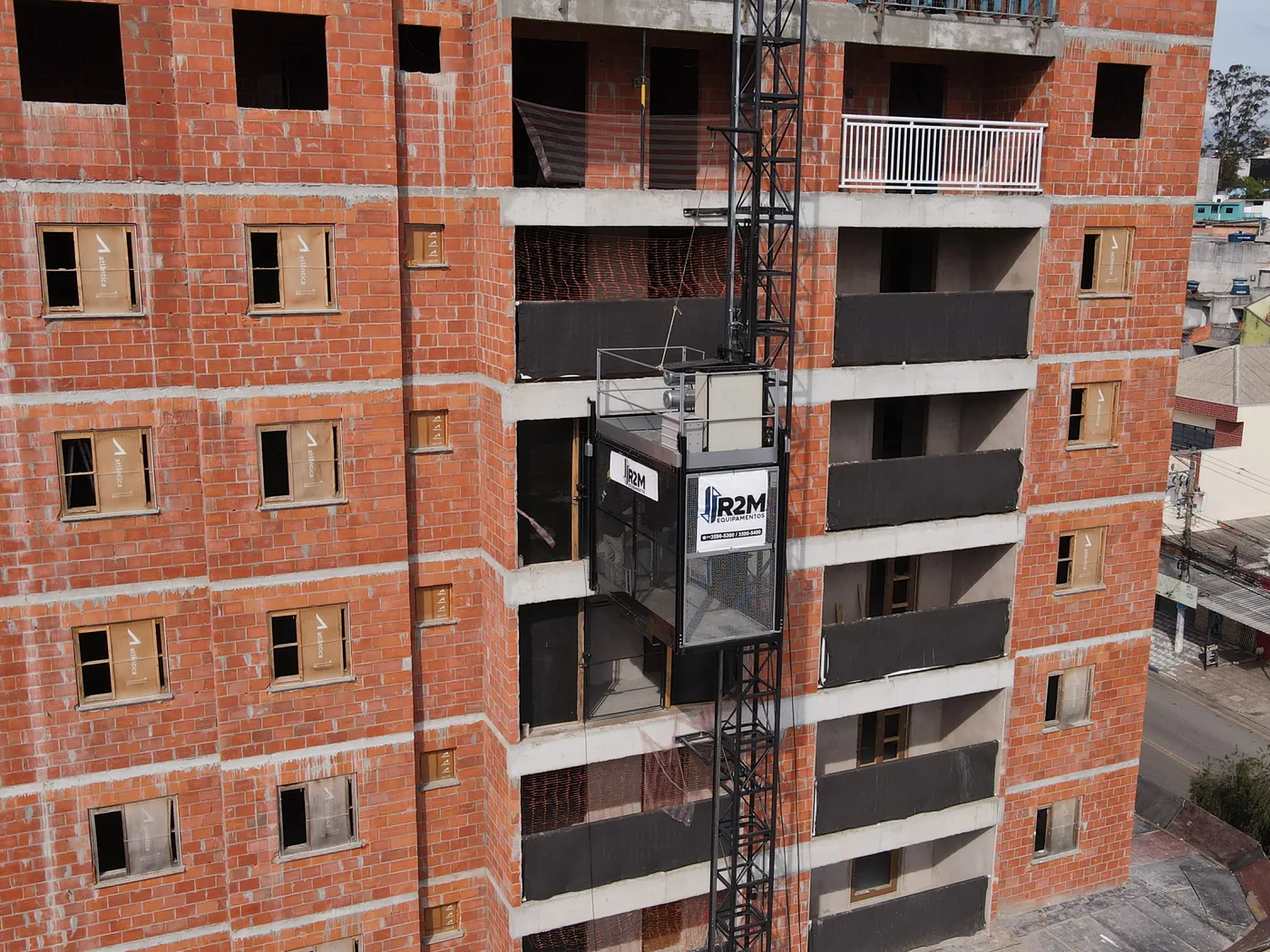 Elevador de Cremalheira atendendo os pavimentos de uma obra residencial