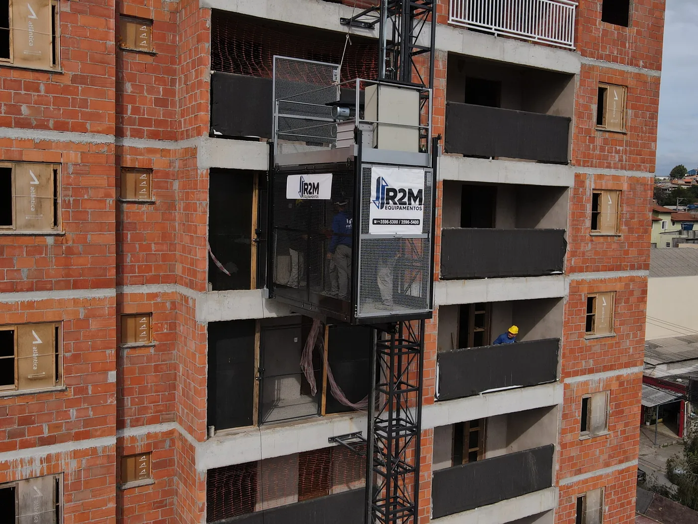 Torre do elevador acompanhando a subida da estrutura