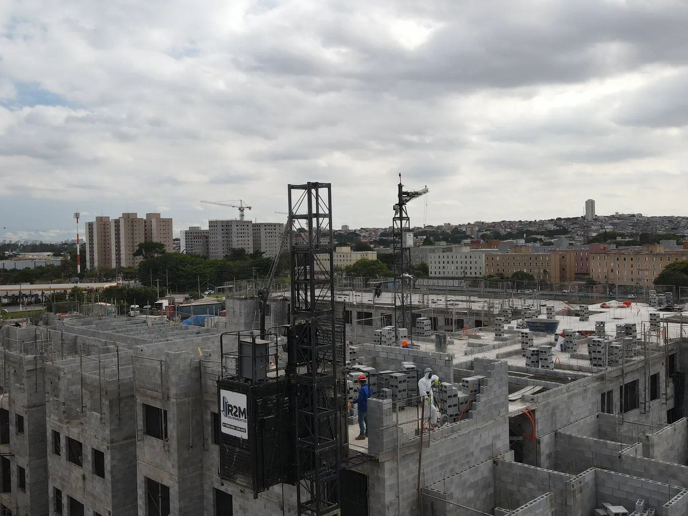 Elevador de Cremalheira instalado em obra de grande porte