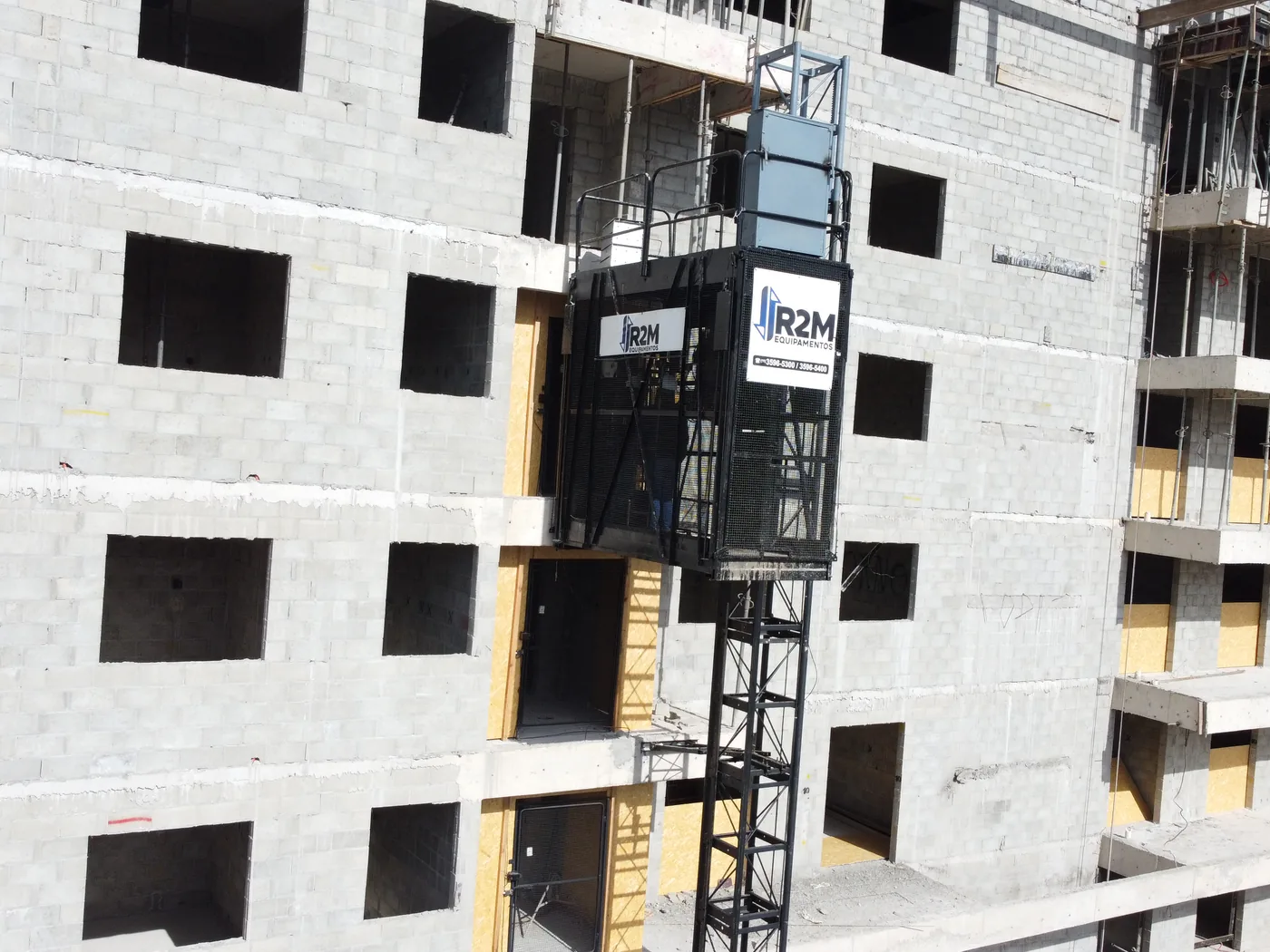 Cabine R2M em operação na fachada da obra