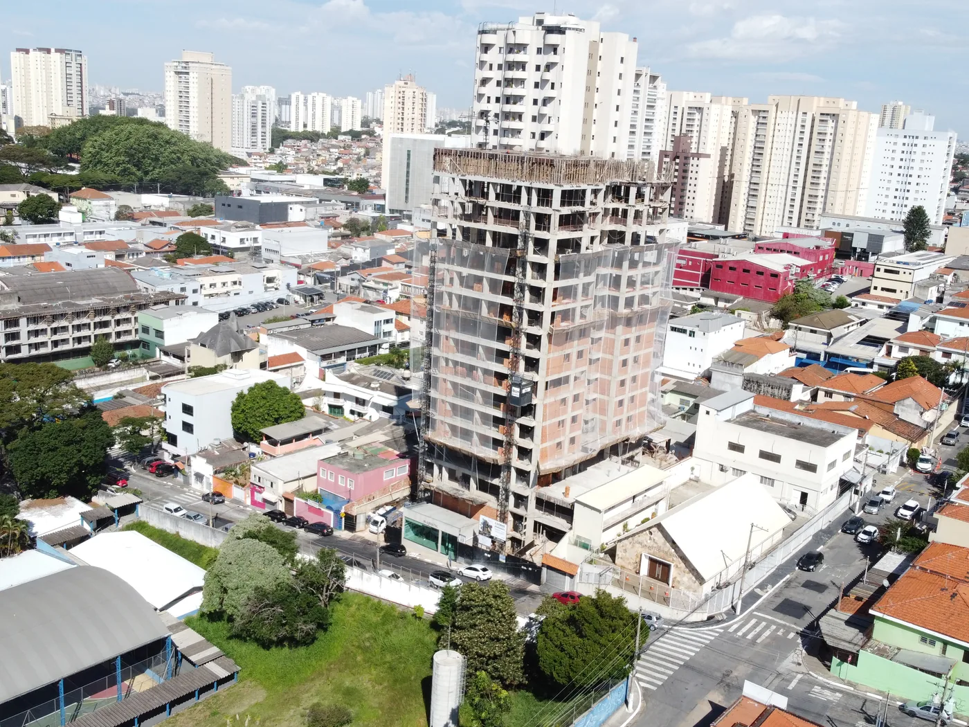 Vista aérea da obra com Elevador de Cremalheira instalado
