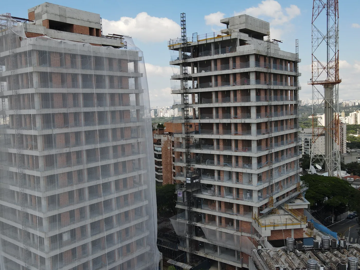 Elevador de Cremalheira em obra de edifício residencial alto
