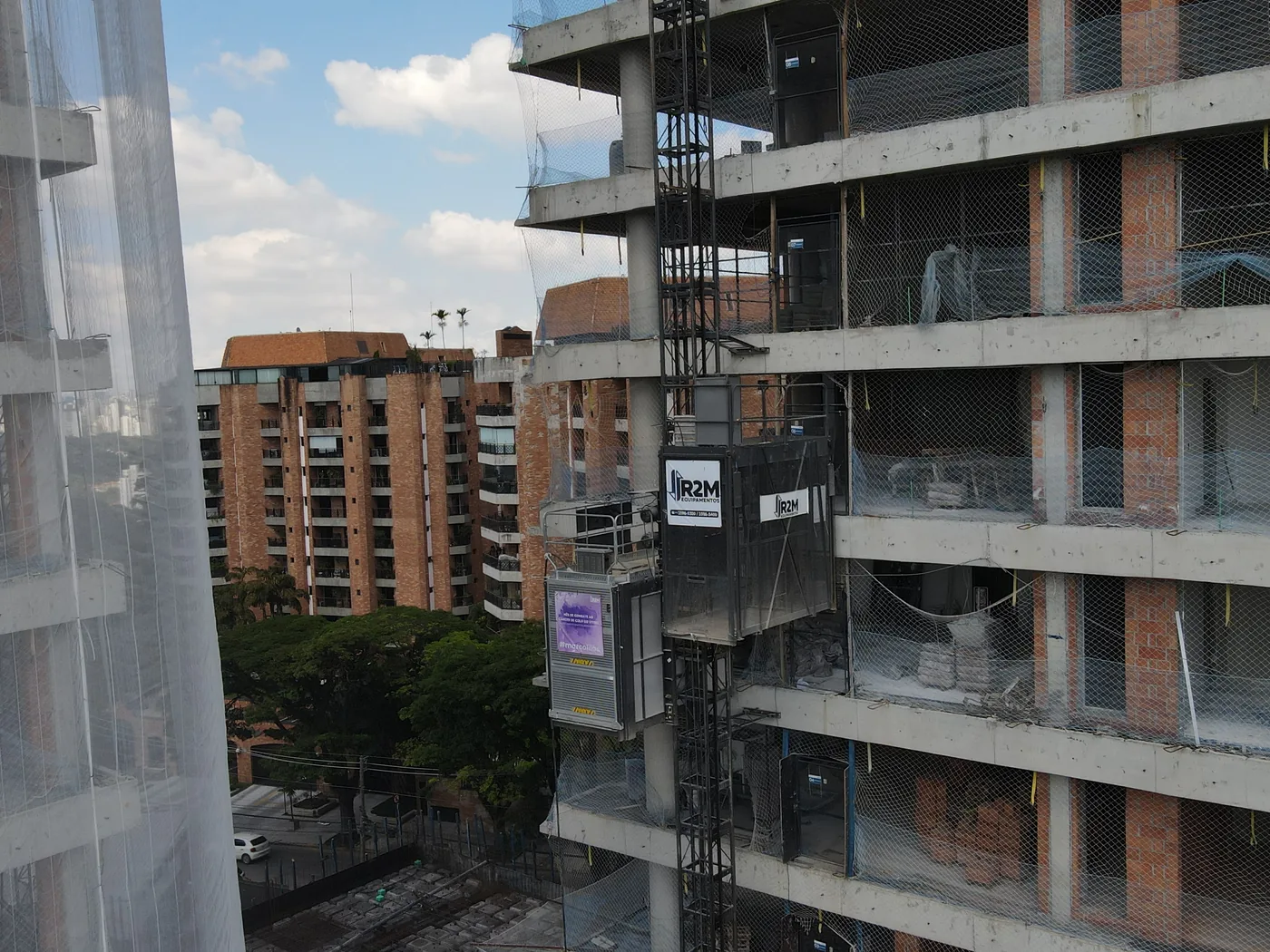 Elevador de Cremalheira em obra com fachada em acabamento