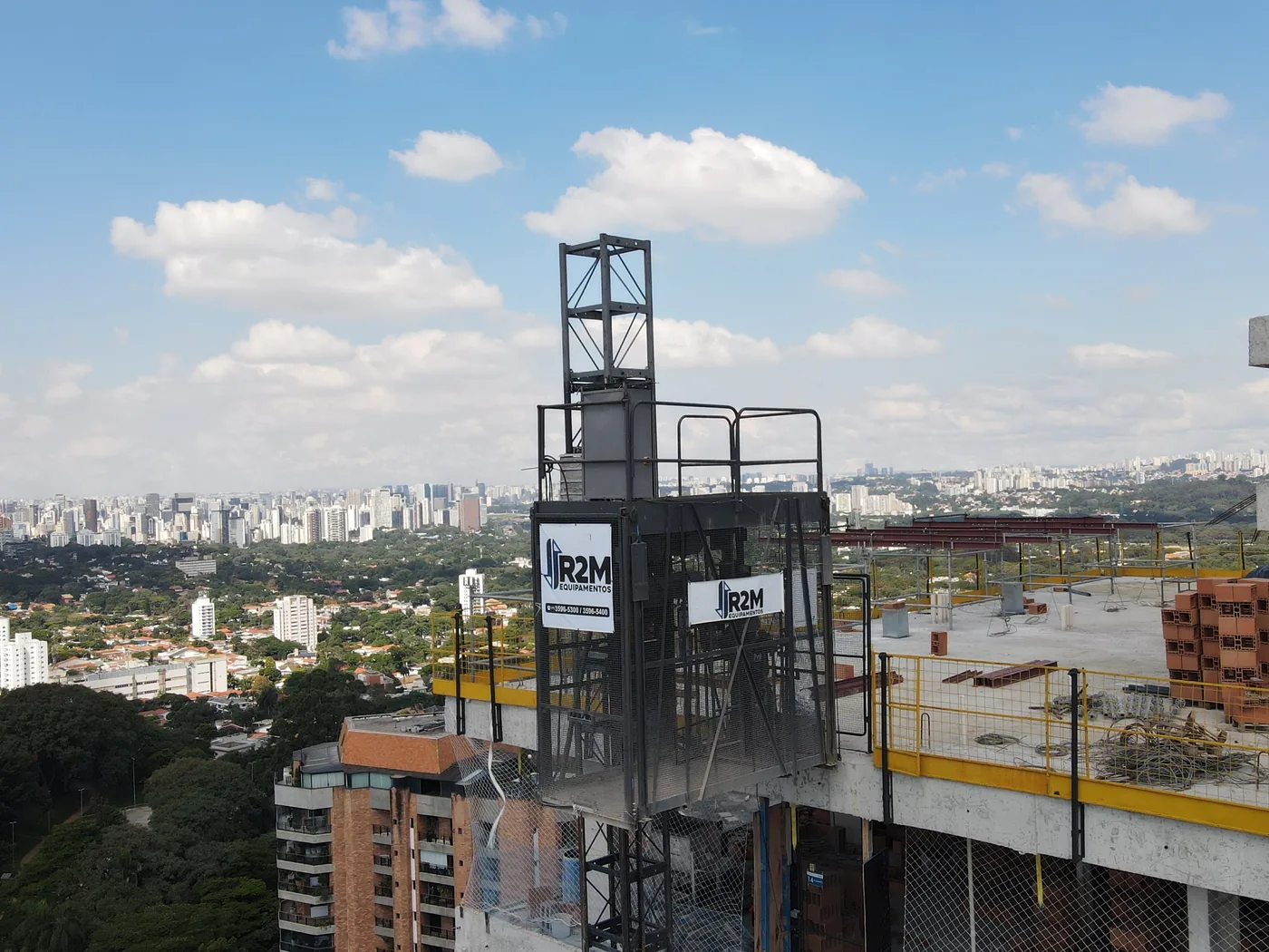 Cabine do elevador com vista da região metropolitana