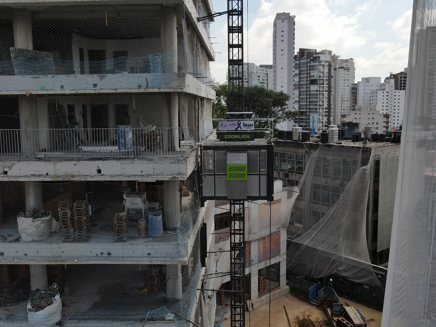 Torre do elevador acompanhando a estrutura da obra