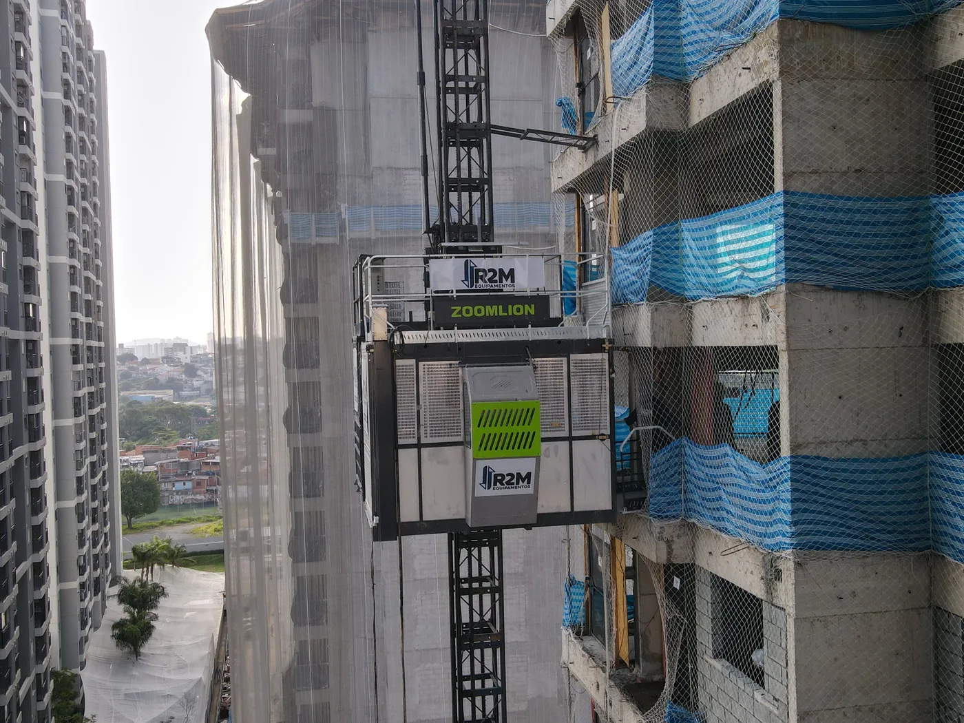 Elevador de Cremalheira em operação vista do canteiro