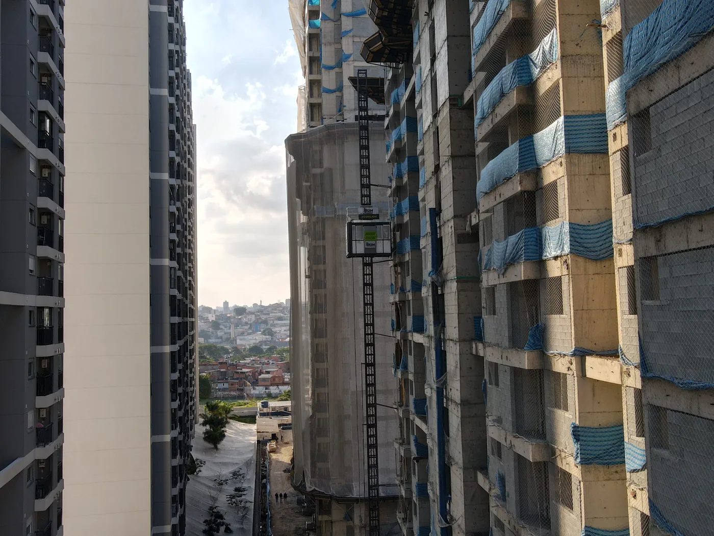 Elevador de Cremalheira em obra ao entardecer