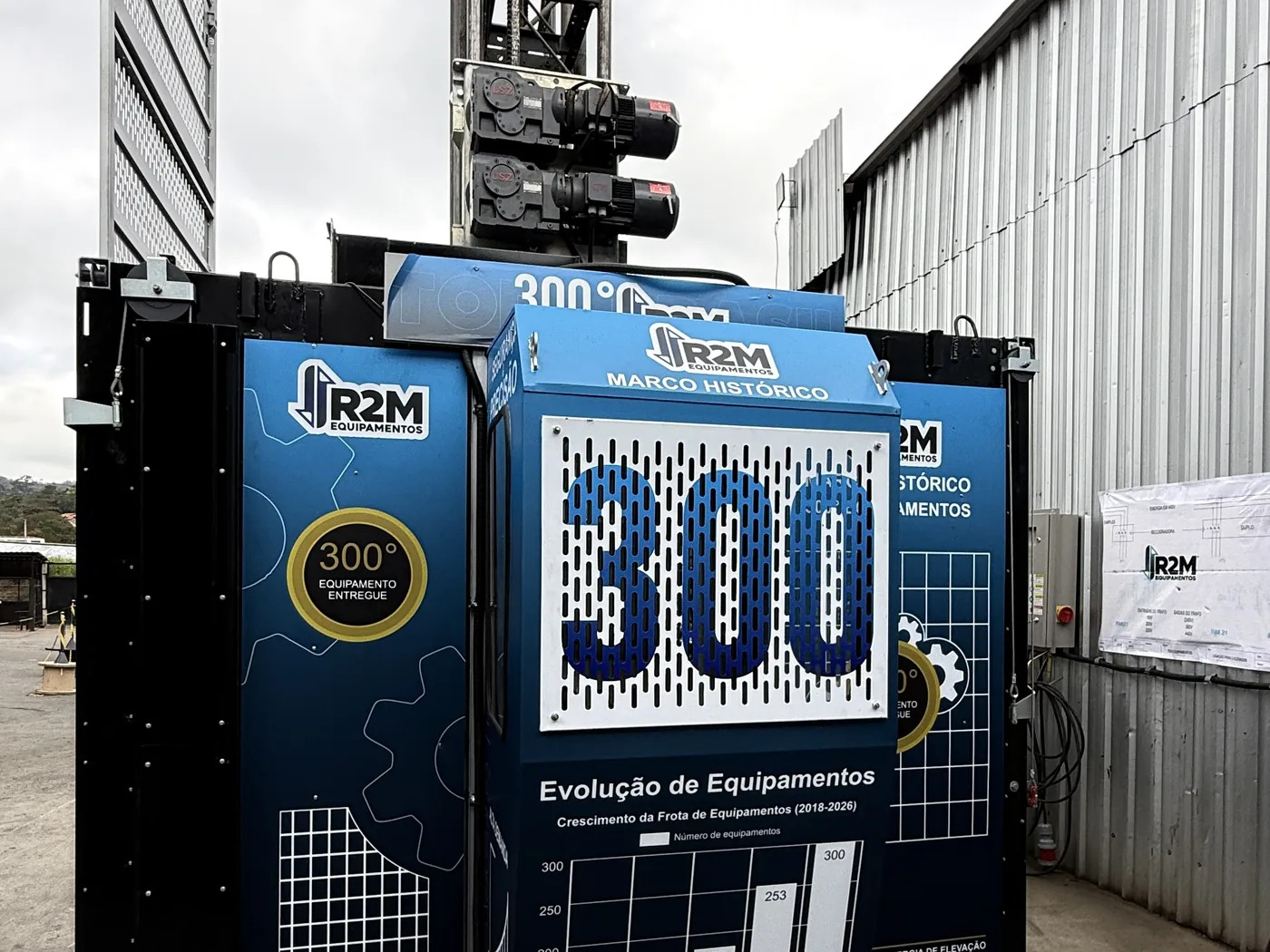 Cabine comemorativa dos 300 equipamentos da R2M