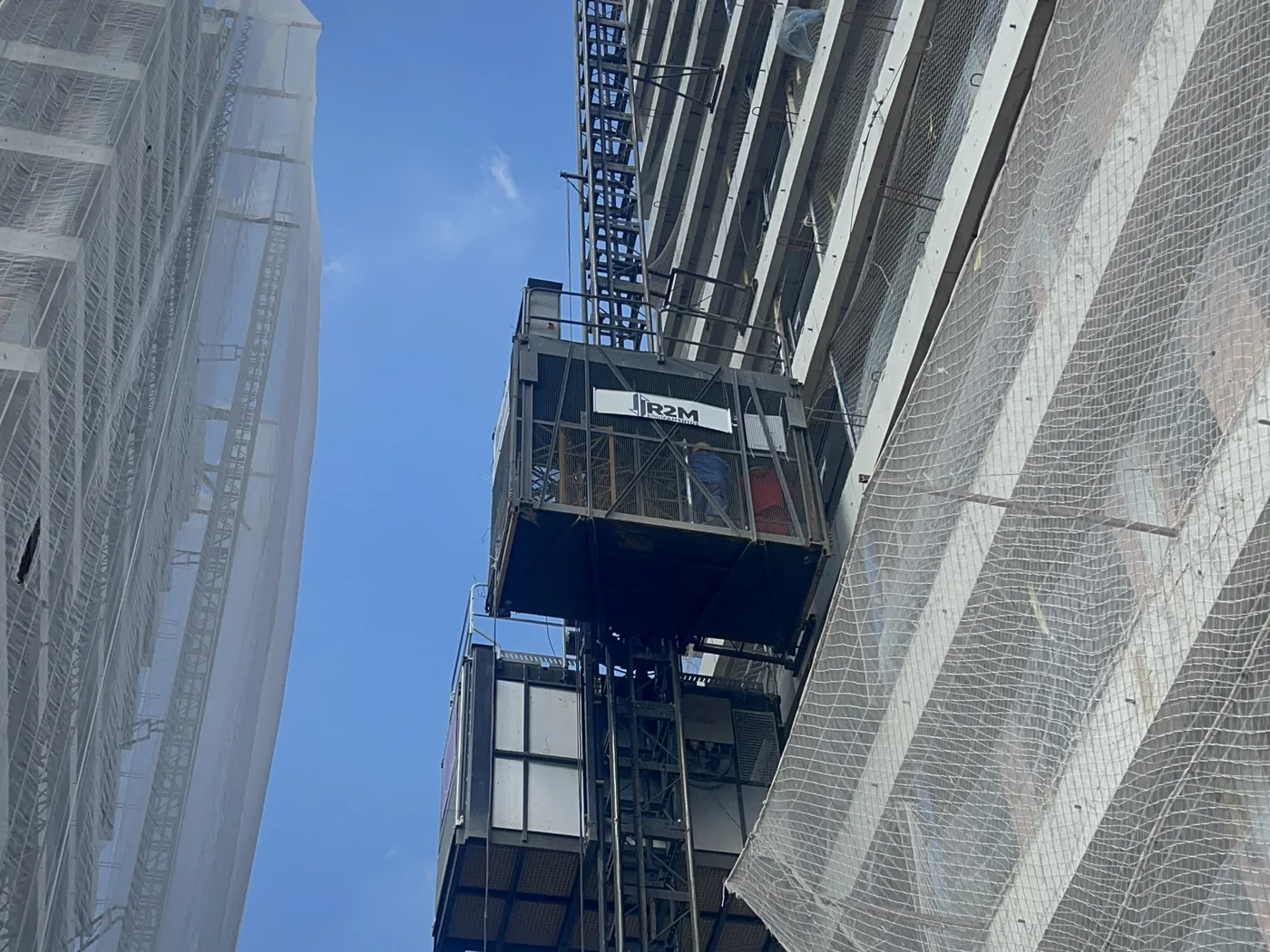 Elevador de Cremalheira visto de baixo na fachada do edifício
