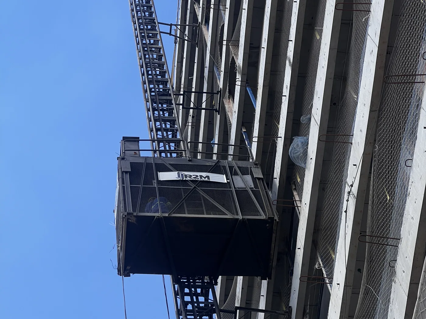 Elevador de Cremalheira em operação em obra vertical