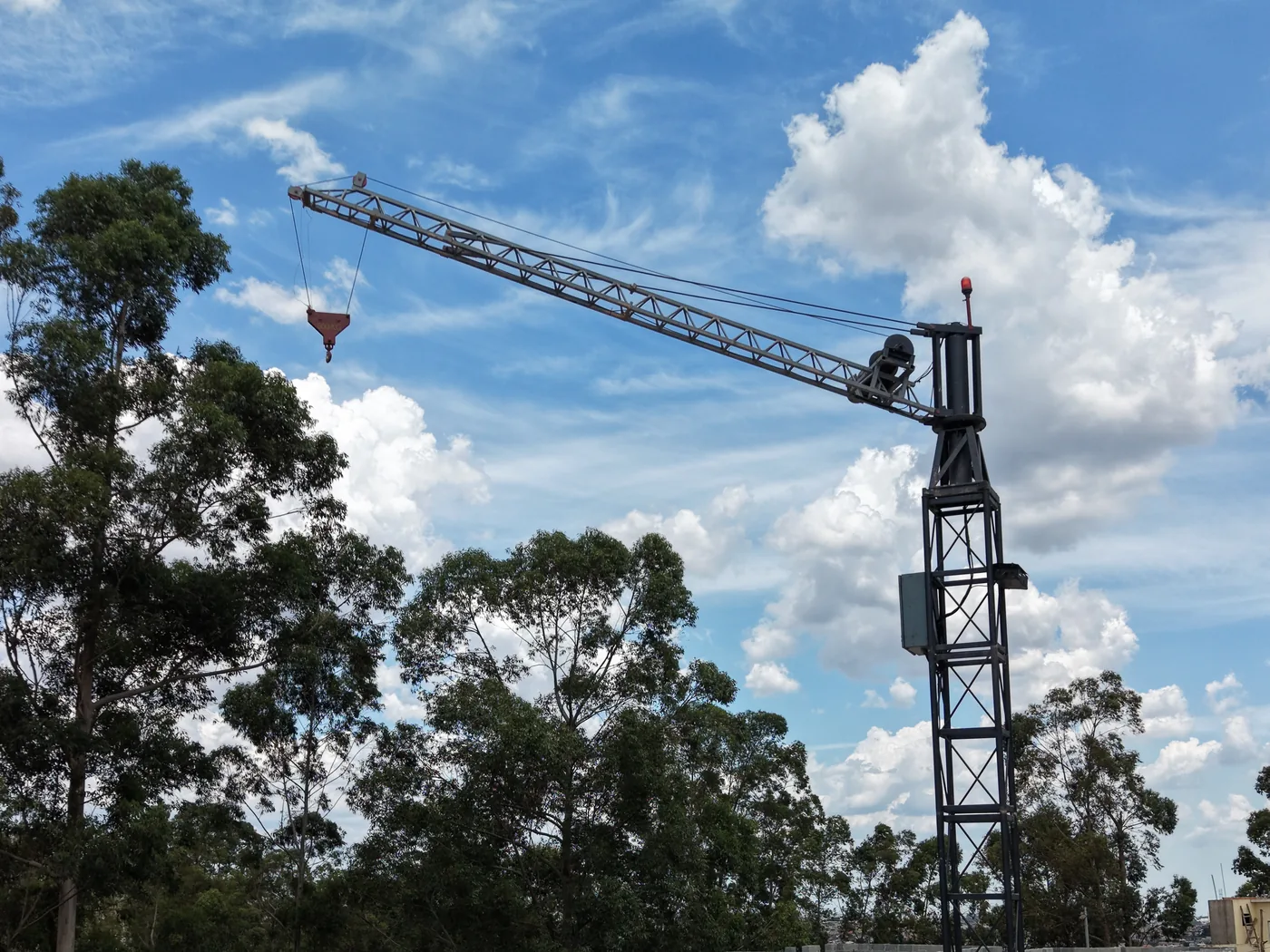 Grua de Pequeno Porte em operação na obra