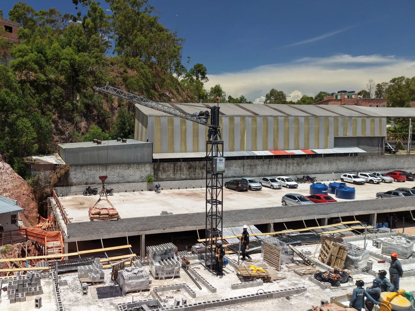 Grua de Pequeno Porte atendendo obra comercial de grande extensão