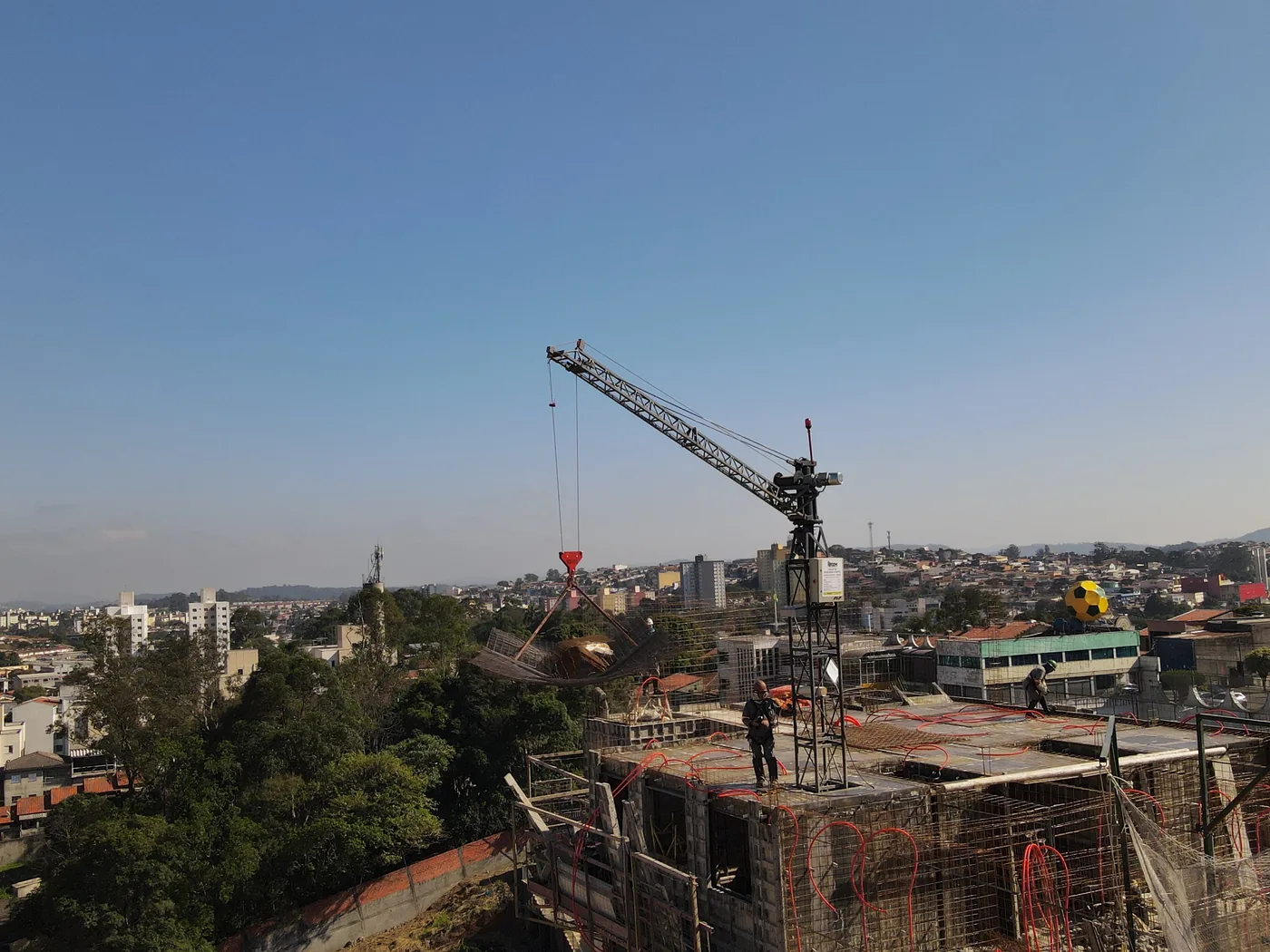 Grua de Pequeno Porte em obra na região metropolitana de São Paulo