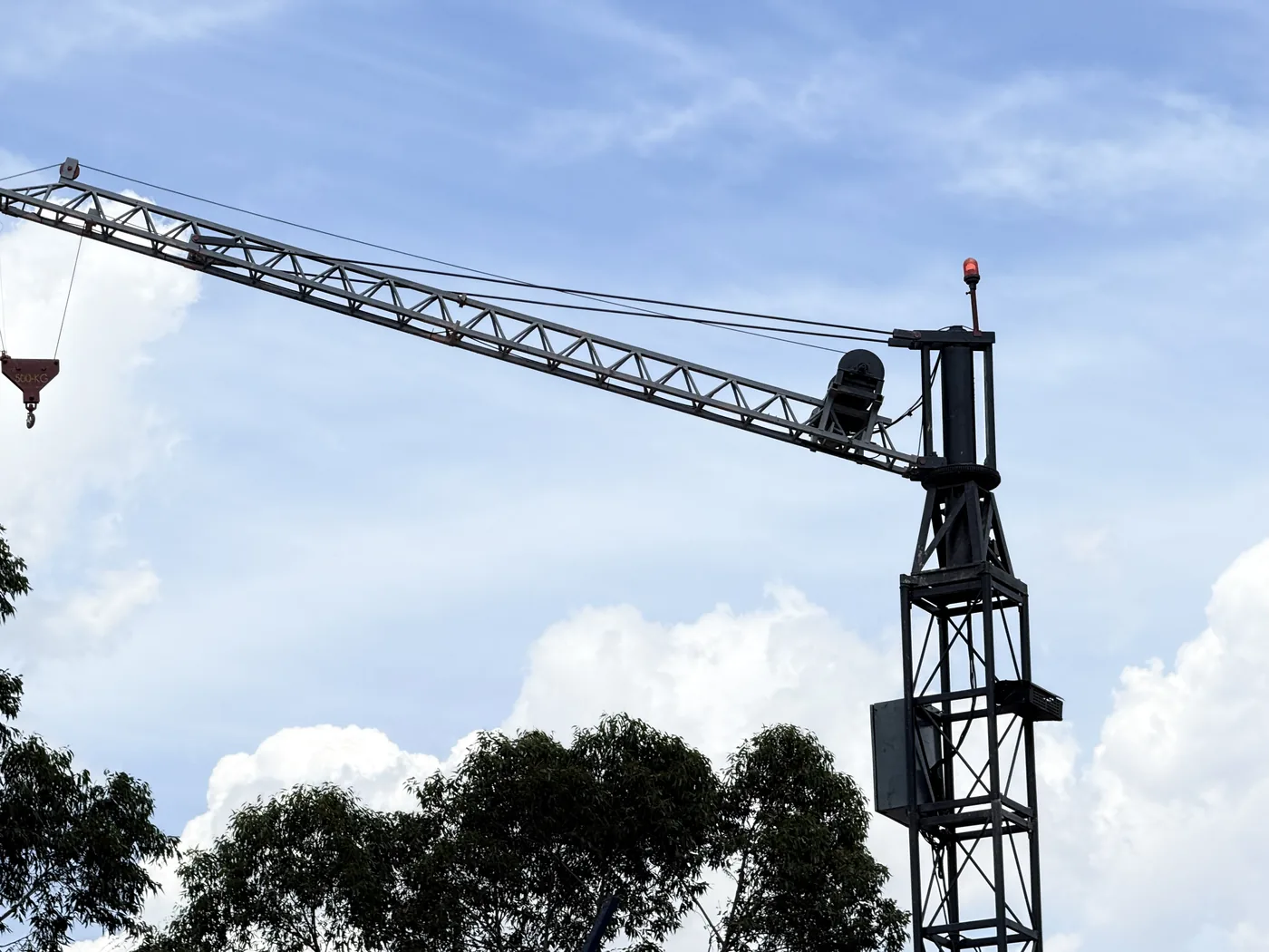 Lança da Grua de Pequeno Porte durante o içamento de cargas