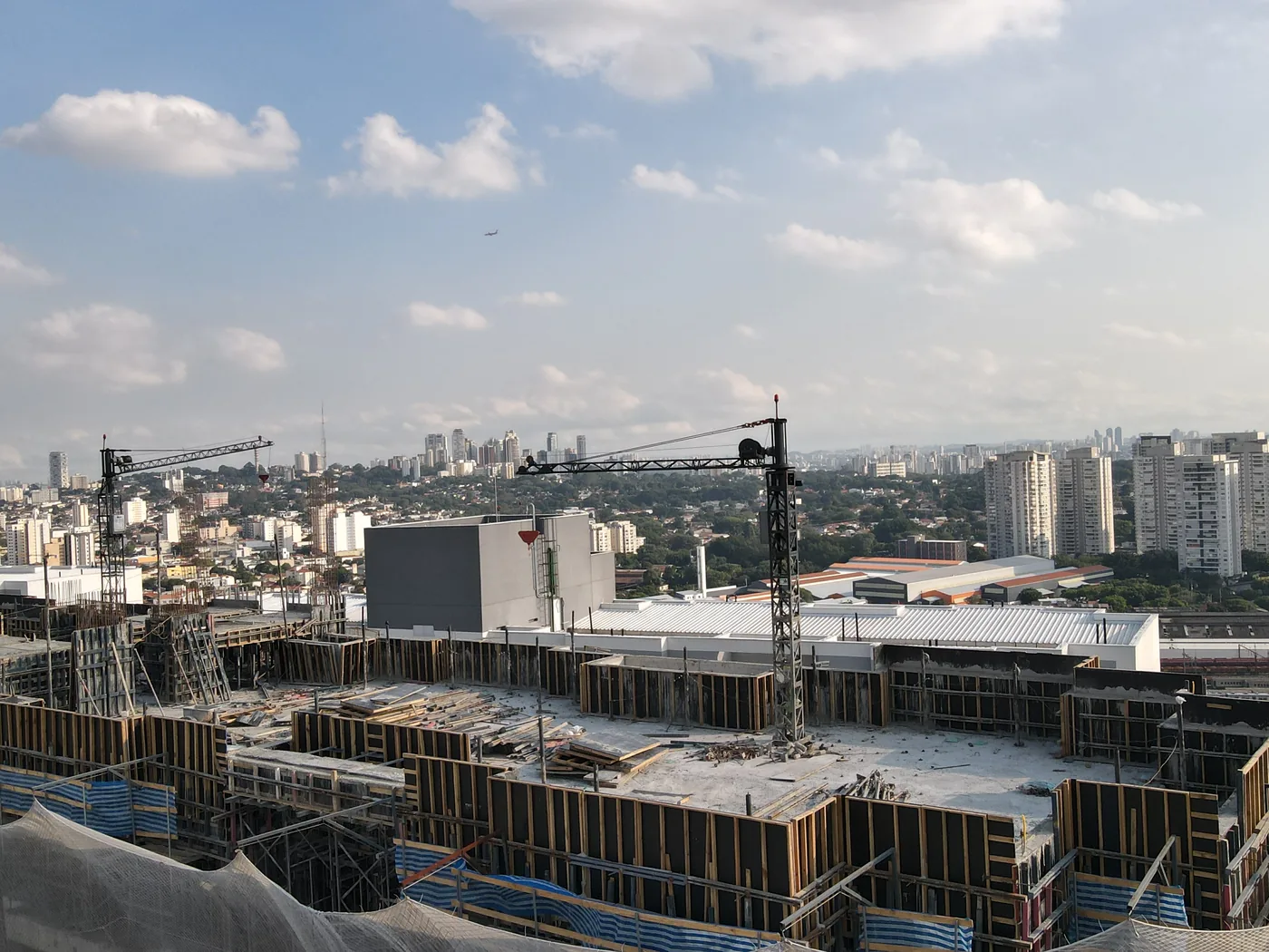 Grua de Pequeno Porte instalada em obra de estrutura horizontal