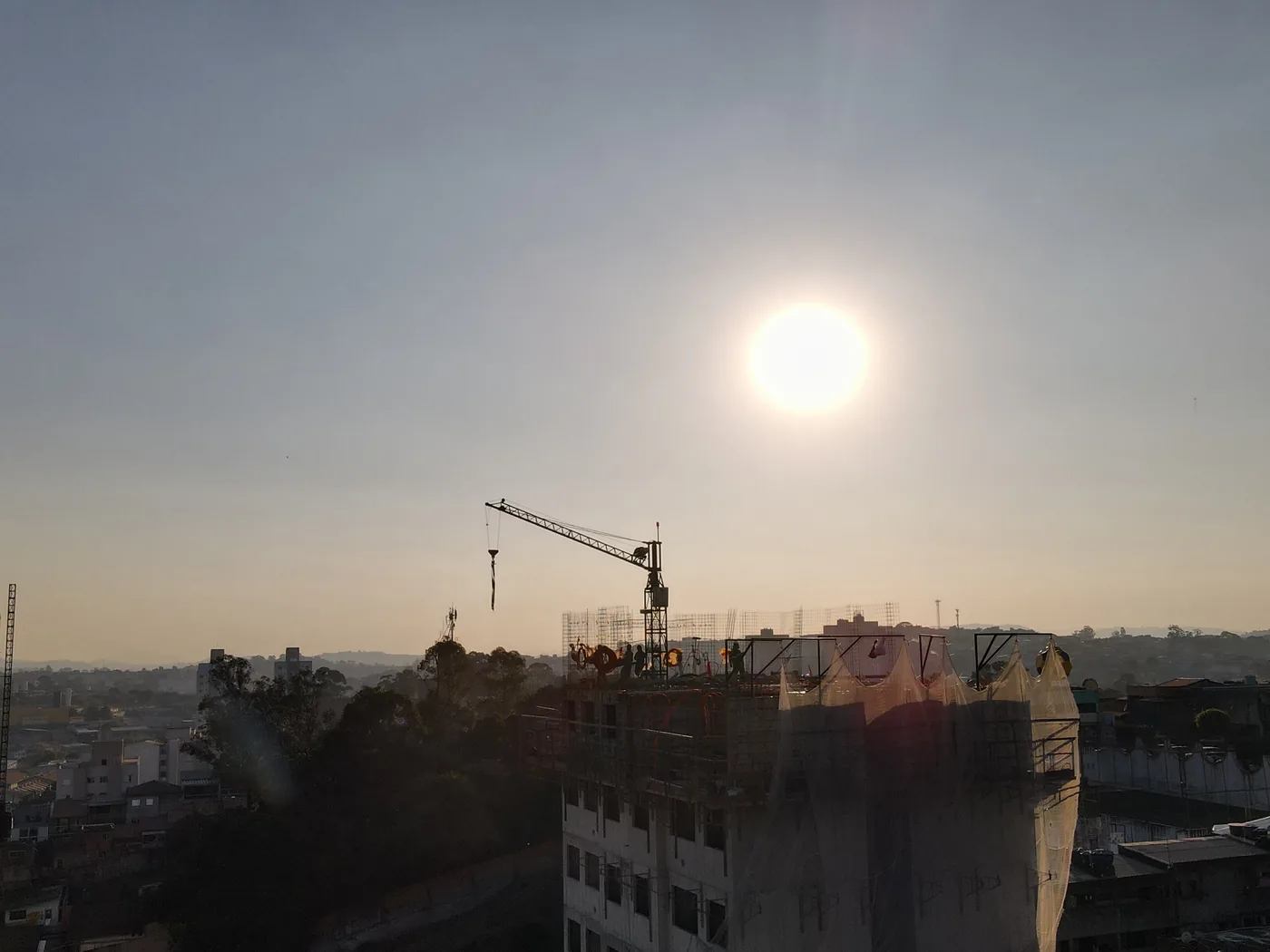 Grua de Pequeno Porte em operação no fim da tarde