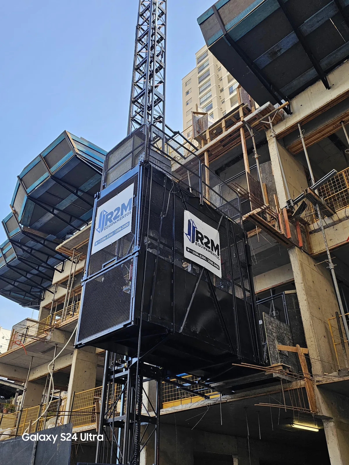 Elevador de Cremalheira da R2M subindo a fachada da obra