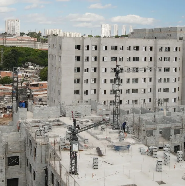 Canteiro residencial atendido por Grua de Pequeno Porte