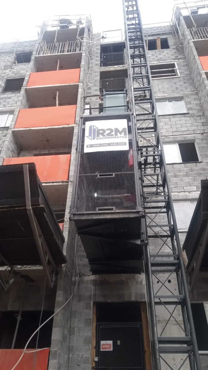 Elevador de Cremalheira na fachada do edifício em construção