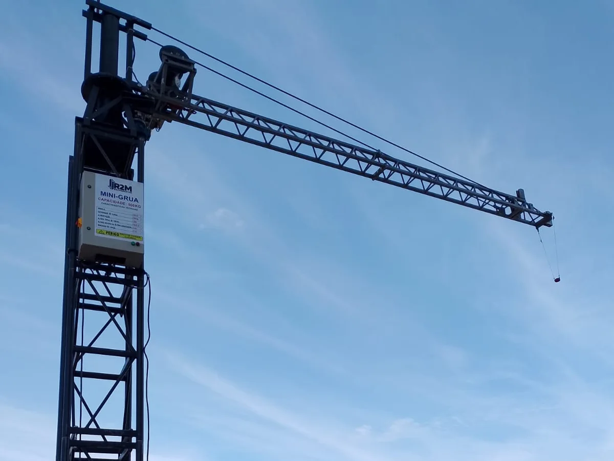Grua de Pequeno Porte instalada em canteiro urbano
