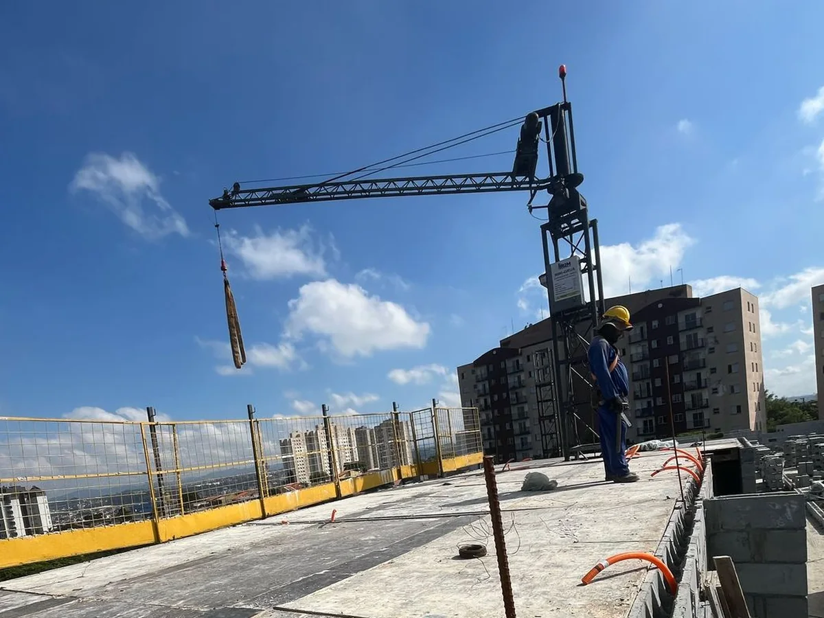 Grua de Pequeno Porte montada sobre a laje da obra