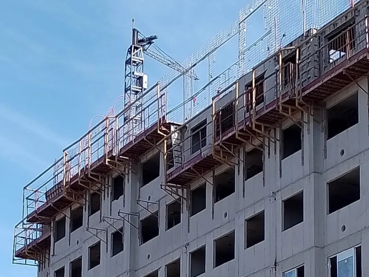 Obra residencial com Grua de Pequeno Porte em operação