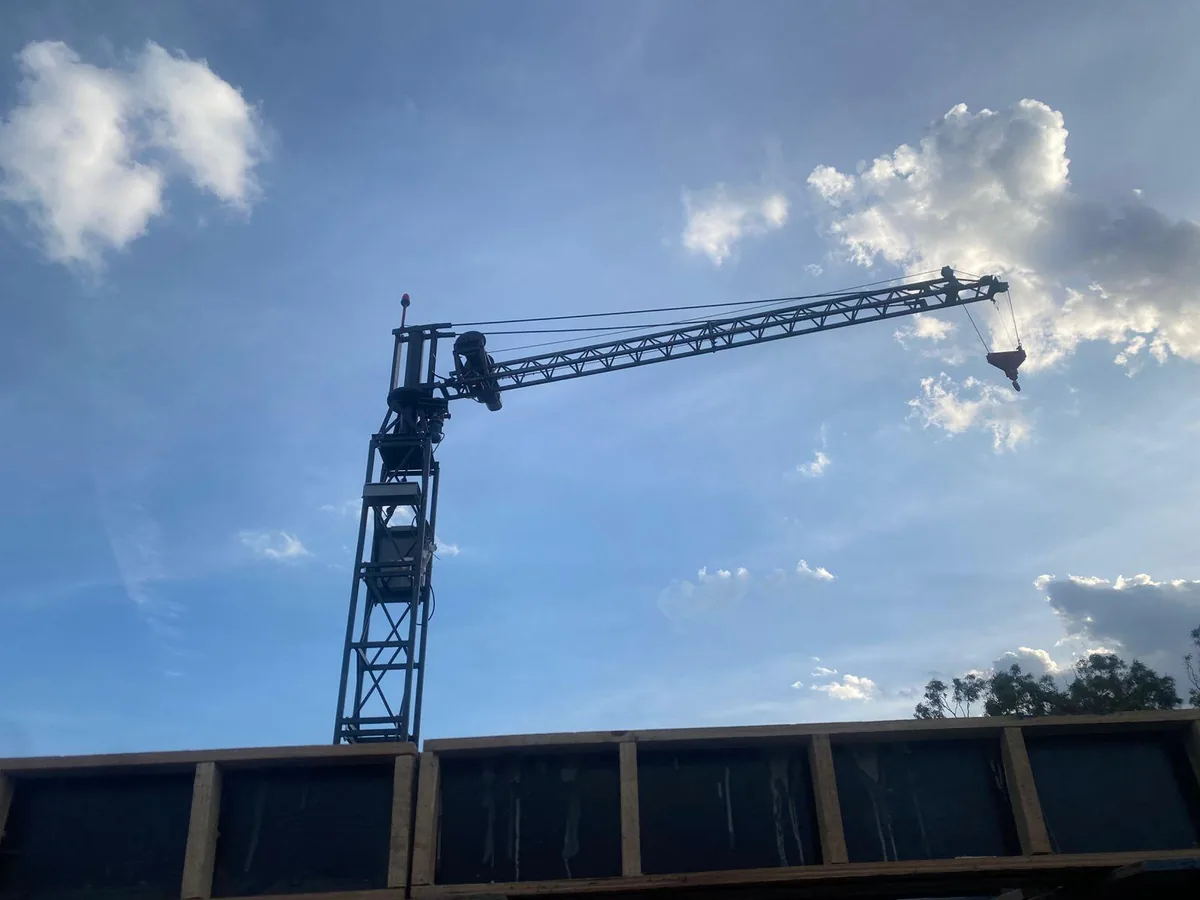 Grua de Pequeno Porte em obra ao fim da tarde
