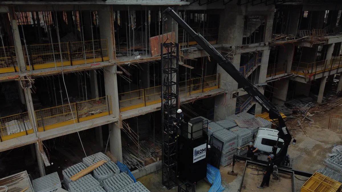 Elevador de Cremalheira em processo de montagem com auxílio do munck