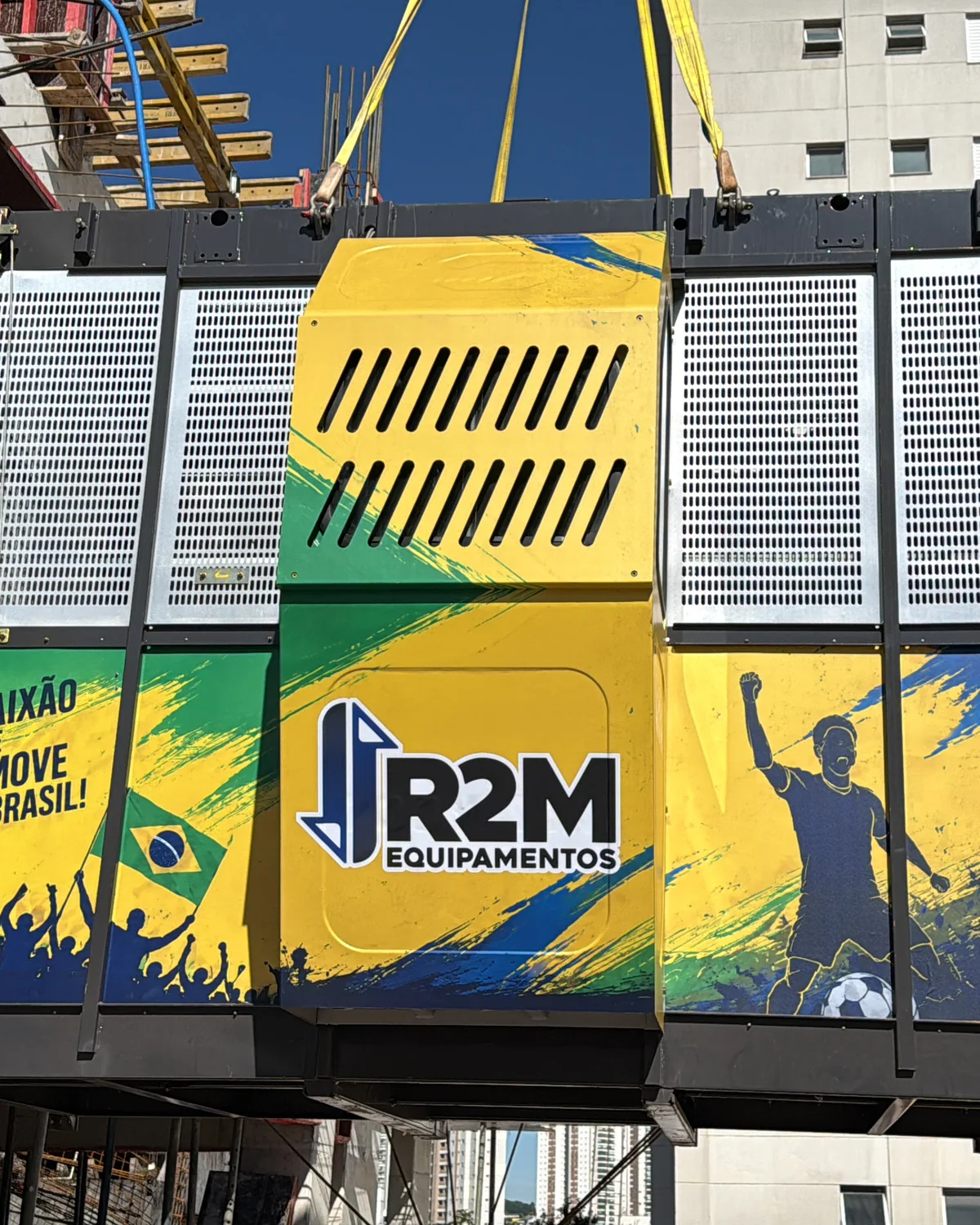 Cabine do Elevador de Cremalheira da R2M personalizada com as cores do Brasil